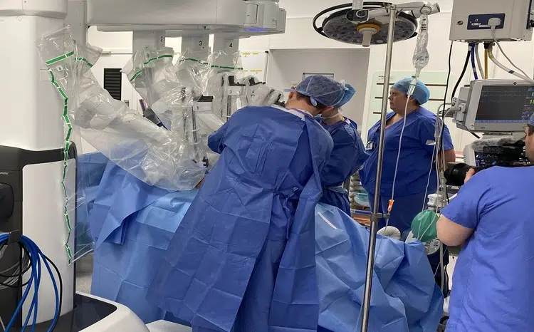 Surgeons operating using the The da Vinci surgical system