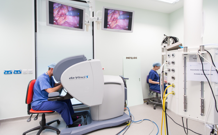 Robot in use by surgeons